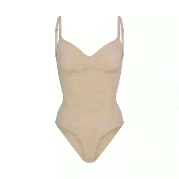 SKIMS Adjustable Straps Seamless Sculpt Compression Brief Bodysuit - Picture 4 of 6